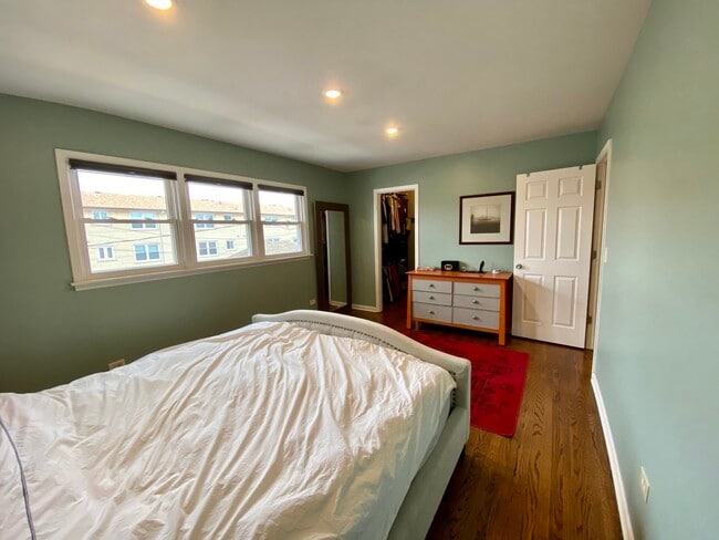 Building Photo - 5526 W Windsor Ave