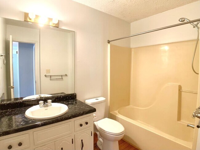 Building Photo - 3401 Oak Lawn Dr