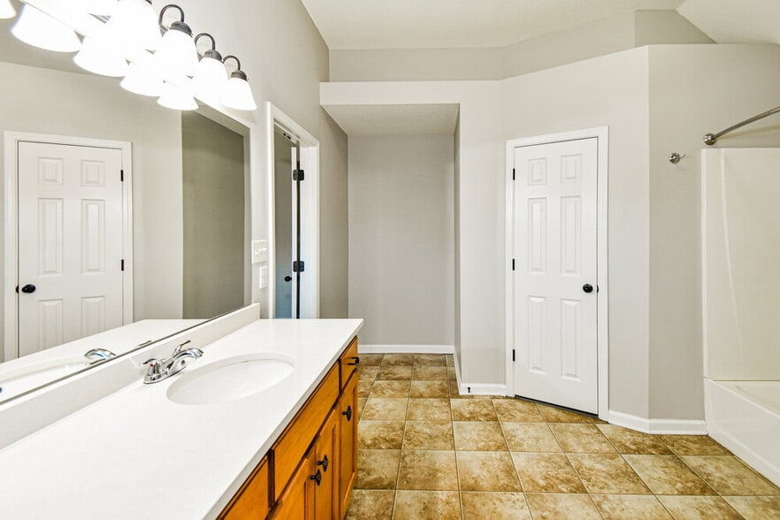 Building Photo - 9892 Southern Oak Way