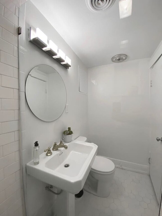 Building Photo - 1001 Hatch St