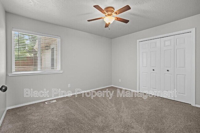 Building Photo - 543 W Bosanka Dr
