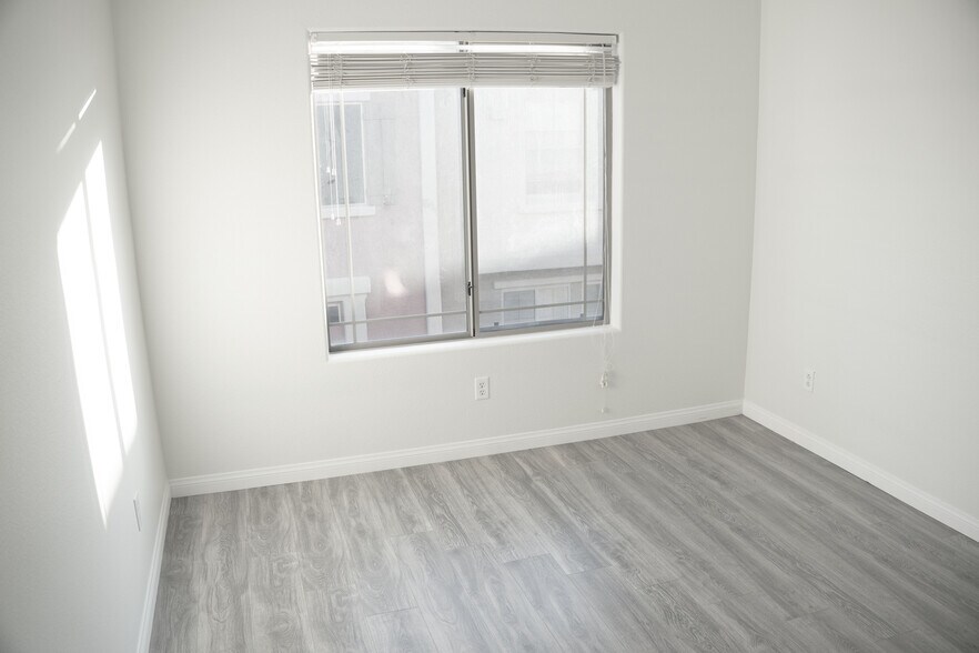 Building Photo - 900 S 94th St