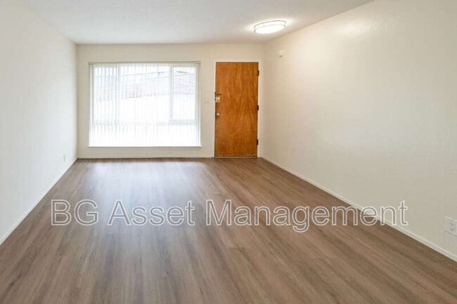 Building Photo - 480 Crescent St