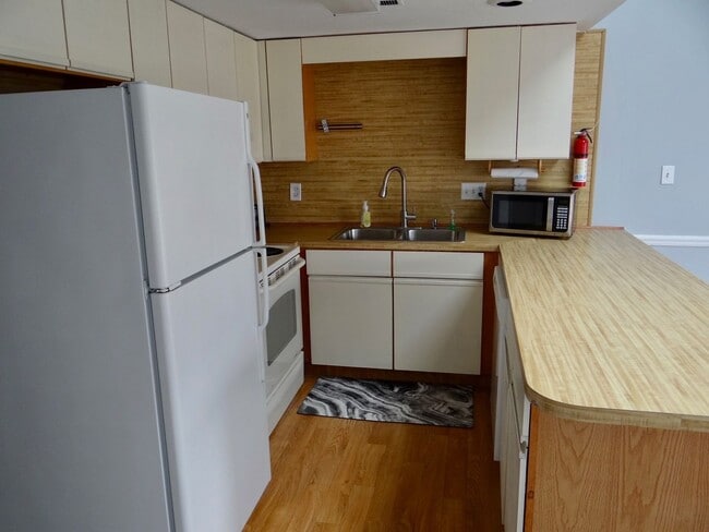 Building Photo - Spacious 2 bed/2 bath Deer Creek Villas-Su...