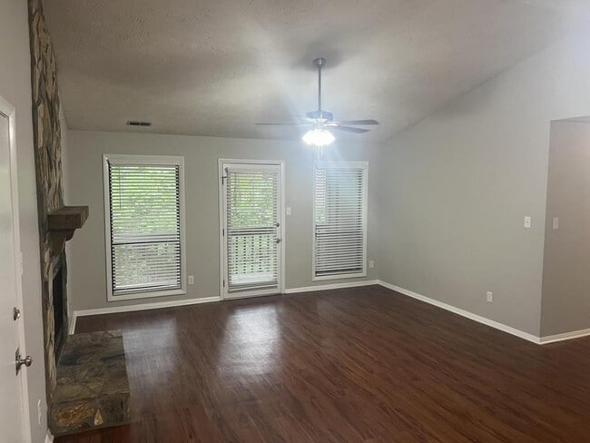 Building Photo - 1904 Tryon Dr