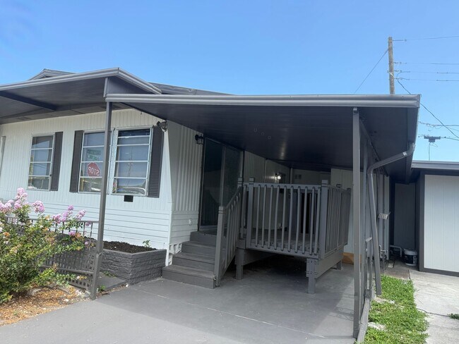 Building Photo - 3 bedroom 2 bath