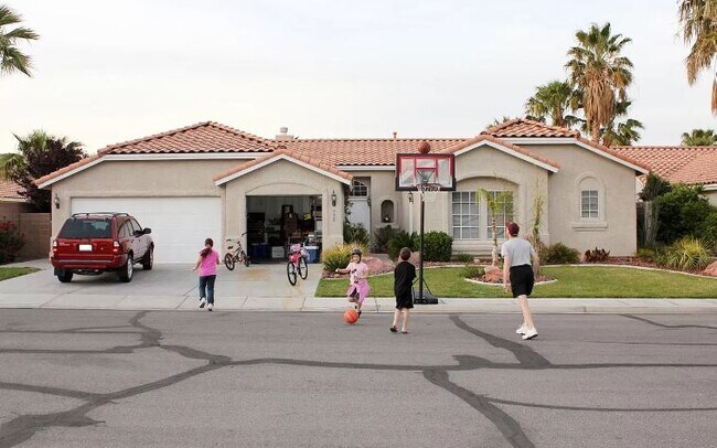 Building Photo - 730 Altacrest Dr