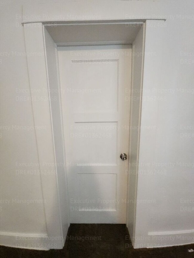 Building Photo - Move in ready. 3 bedrooms/ 1.5 bath, yard,...