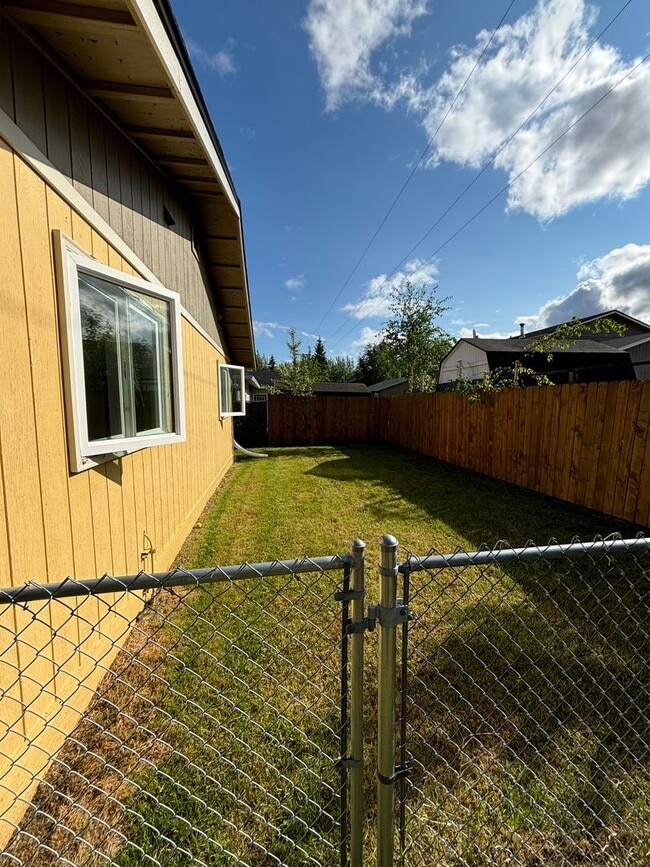 Building Photo - Cozy 3-bedroom home / Pet friendly / Fence...
