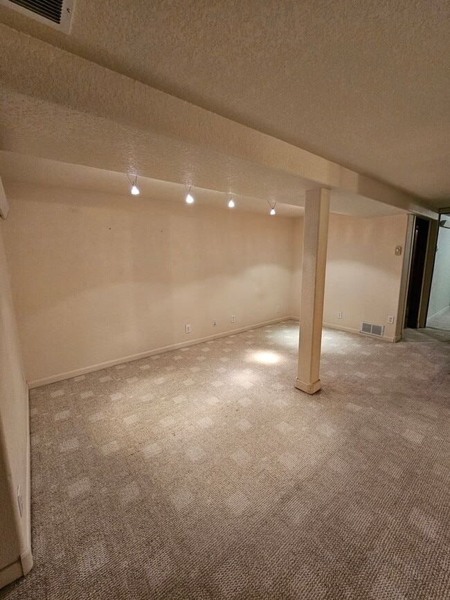 Building Photo - 3 BEDROOM | 2 BATH | DOUBLE GARAGE | WEST