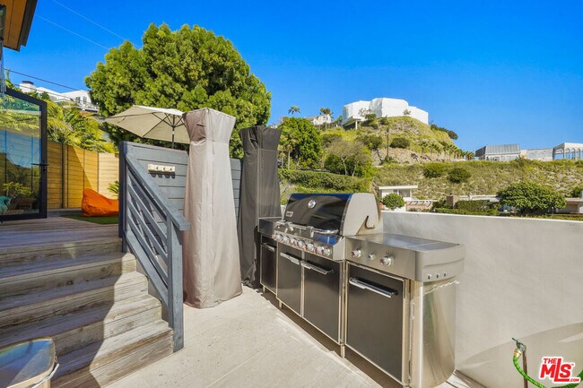 Building Photo - 8242 Hillside Ave