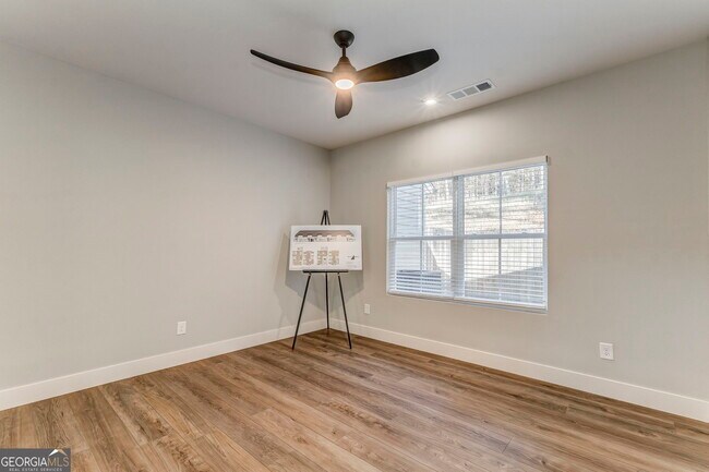 Building Photo - 93 Chateau Dr SE