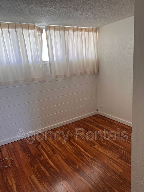 Building Photo - 1702 Kewalo St