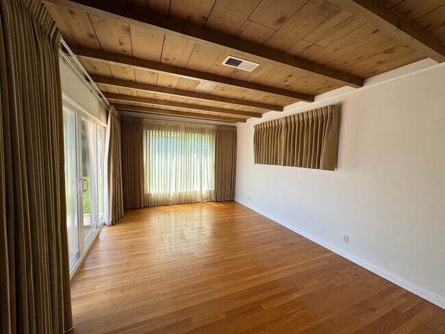 Building Photo - LOVELY 4BD 1,5BA HOME W/Large Backyard