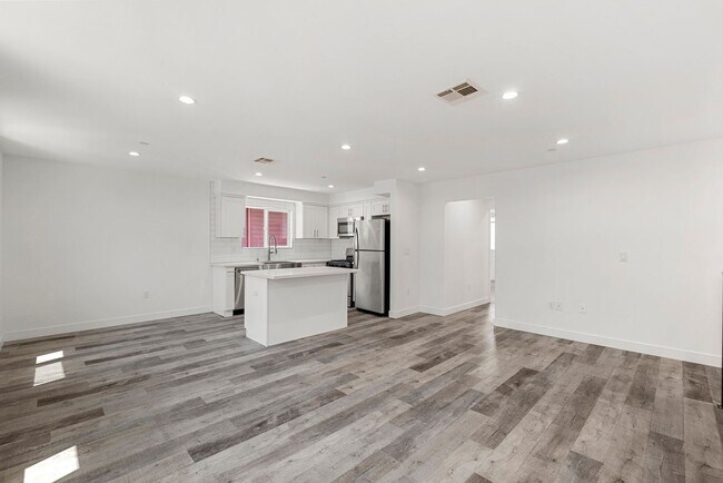 Building Photo - 10853 Hartsook St