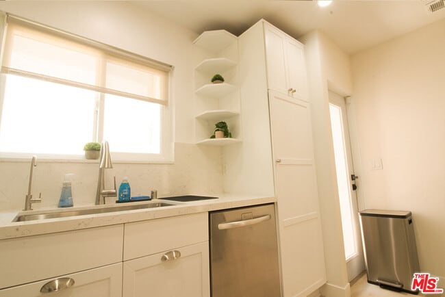 Building Photo - 9042 Phyllis Ave