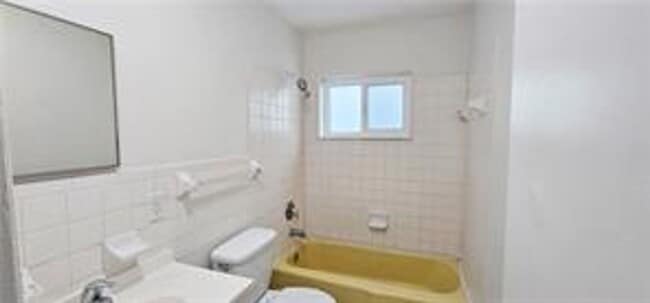 Building Photo - Cute 2/1 duplex - Freshly painted