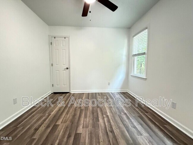 Building Photo - 401 Holly Berry Ln