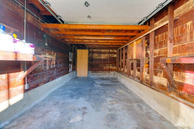 Building Photo - 1937 NE Dekum St