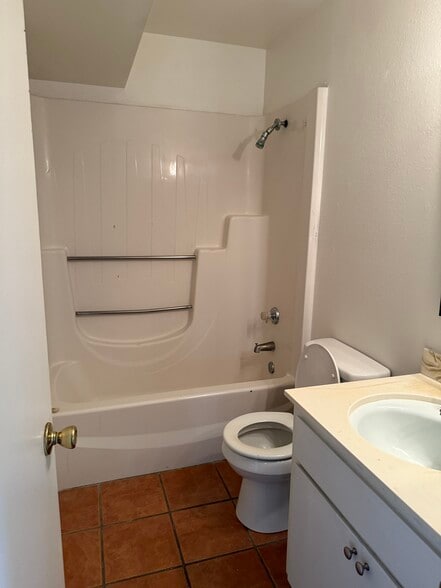 Building Photo - 2105 E Colgate Dr