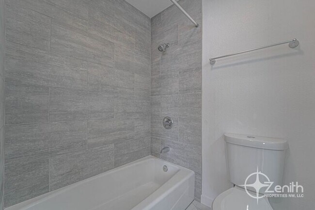 Building Photo - 705 E 39th St
