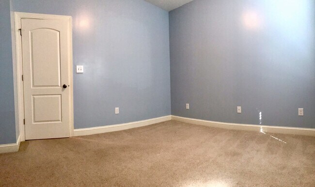 Building Photo - Rad in Raintree!