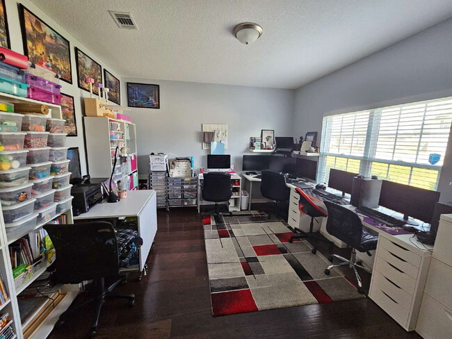 Building Photo - Large 5 bed home in excellent condition on...