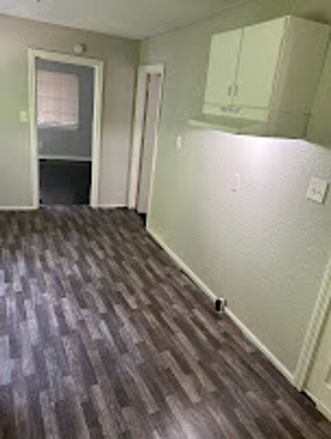 Building Photo - MOVE IN READY!!! $15.00 APPLICATION FEES F...