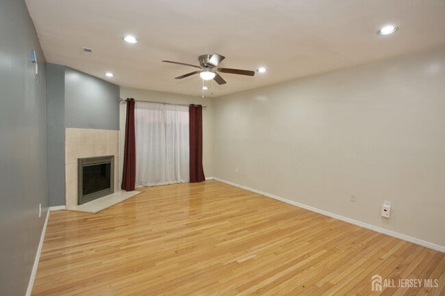 Building Photo - 410 Johnstone St