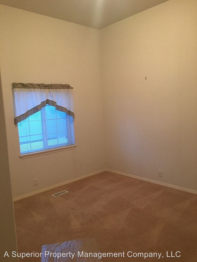 Building Photo - 2325 NE Wintergreen Dr
