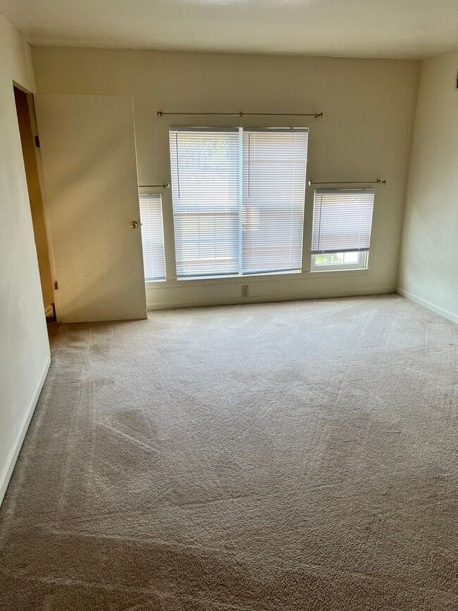 Building Photo - Great ‘Seven Oaks’ 3 Bedroom Condo
