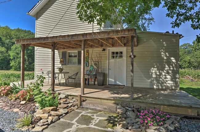 Building Photo - 240 Farmhouse Ln