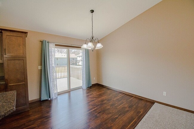 Building Photo - Move-In Ready NW Rochester Home with Finished Lower Level