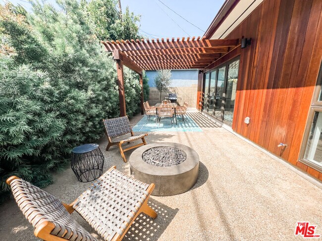 Building Photo - 3836 1/2 Seneca Ave