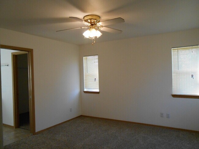 Building Photo - VIDEOTOUR: Across from Mt View High School...