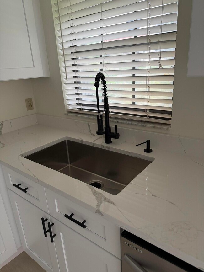 Building Photo - 13505 Fountain View Blvd