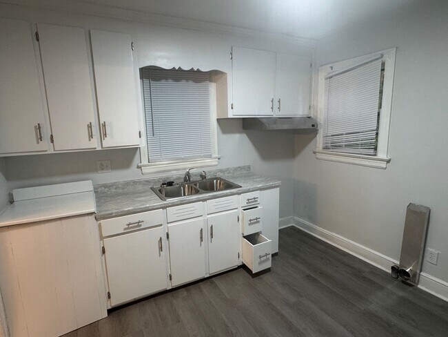 Building Photo - 3 Bedroom House - Excellent value for Bric...