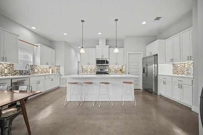 Building Photo - 6700 Canal St