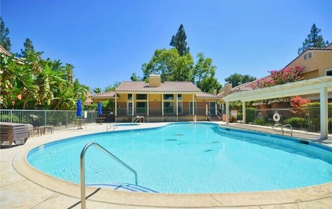 Main swimming pool and jacuzzi - 10655 Lemon Ave