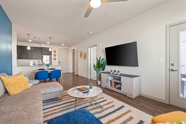 Building Photo - 711 W Broadway Rd