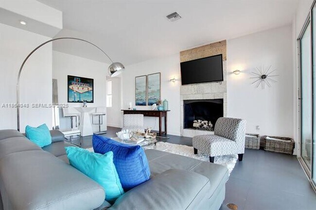 Building Photo - 257 N Coconut Ln