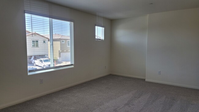 Building Photo - 5-Bed, 3-Bath Home in Spectrum Falls