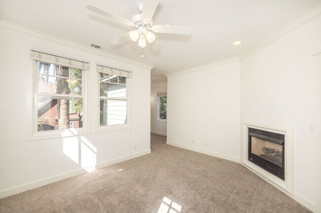 Building Photo - Beautifully Maintained 3 Bed/2.5 Bath Craf...