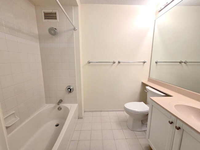 Building Photo - 400 N La Salle Dr