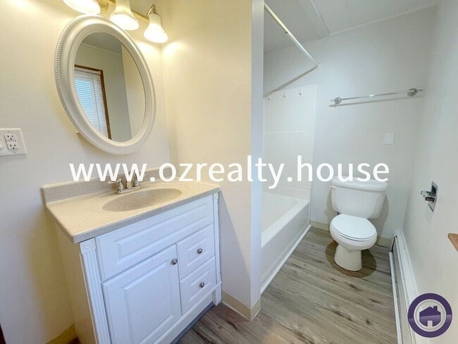 Building Photo - 215 E Reed Ave