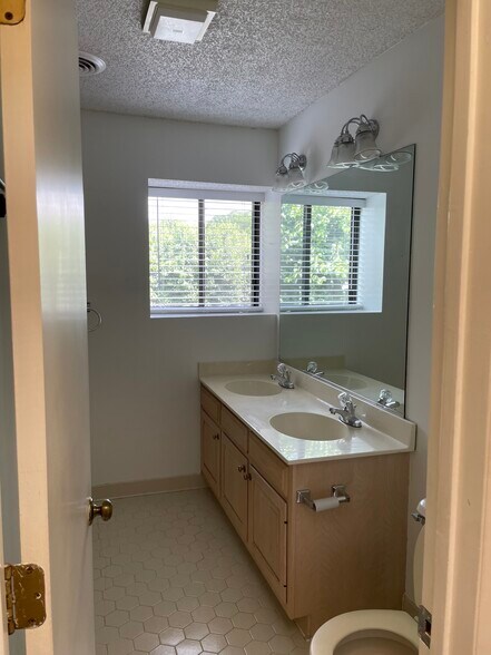 Building Photo - 2425 Cypress Ct