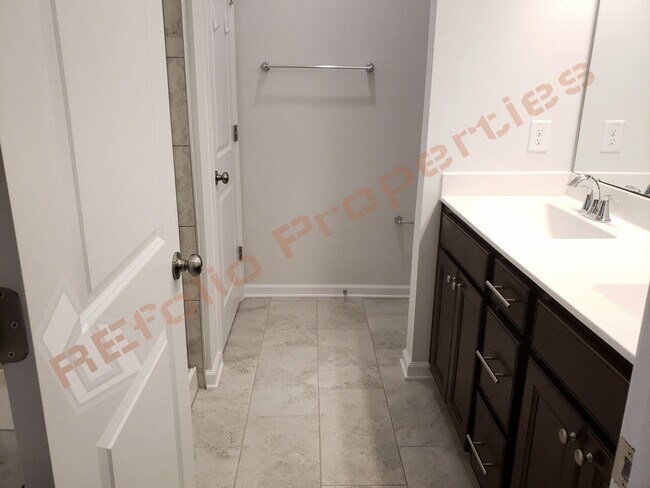 Building Photo - Luxury 3 Story 4 BD/3.5 Bath Townhome @ Sm...