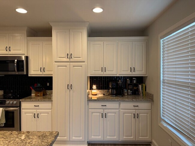 Building Photo - 4br/2ba Pet friendly 1-level home in Fort ...