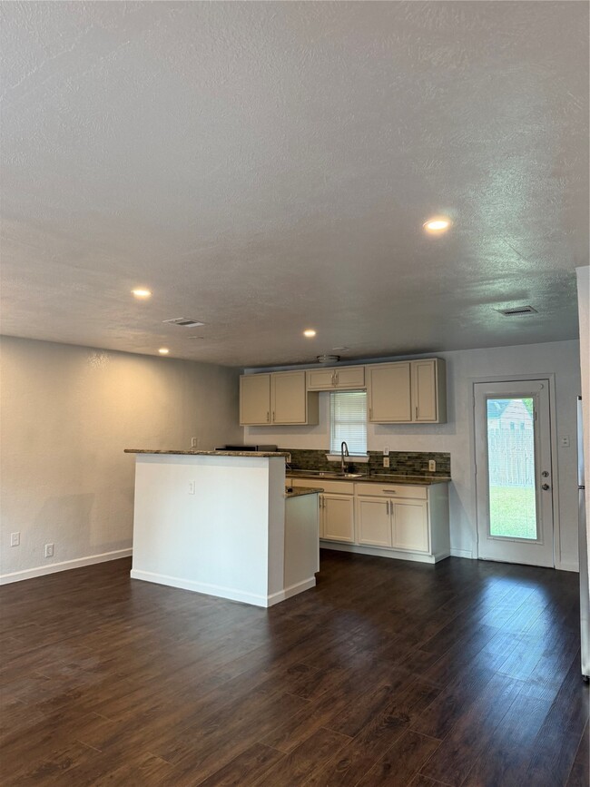 Building Photo - 9433 Rosehaven Dr
