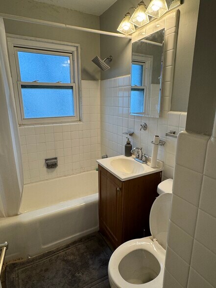 Building Photo - 1557 Monroe Ave